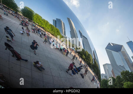 Cloud Gate (popolarmente noto come il fagiolo), pubblici scultura di Anish Kapoor, AT&T Plaza al Millennium Park, centro di Chicago Foto Stock