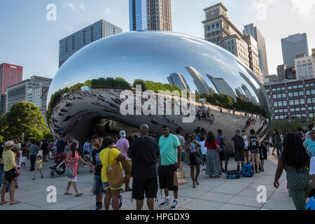 Cloud Gate (popolarmente noto come il fagiolo), pubblici scultura di Anish Kapoor, AT&T Plaza al Millennium Park, centro di Chicago Foto Stock