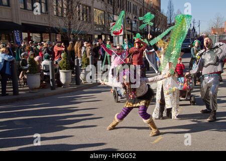 Asheville, North Carolina, Stati Uniti d'America - 7 Febbraio 2016: spettatori guarda come la gente in costume hoot, holler e prosciutto fino all'annuale Mardi Gras Parade i Foto Stock