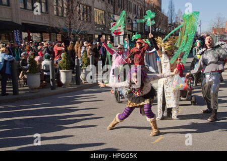 Asheville, North Carolina, Stati Uniti d'America - 7 Febbraio 2016: spettatori guarda come la gente in costume hoot, holler e prosciutto fino all'annuale Mardi Gras Parade i Foto Stock