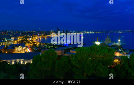 Notte viiew della città boulevard. Baku. Azerbaigian Foto Stock