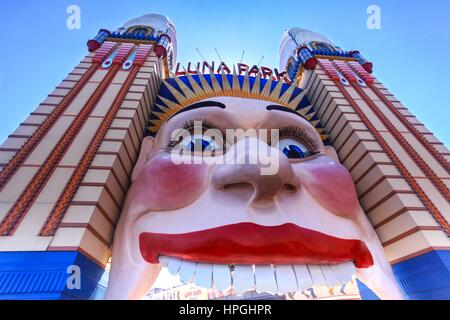 Cancello di ingresso al famoso Luna Park nel porto di Sydney Australia Foto Stock