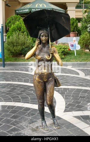 Baku in Azerbaijan - 10 Settembre 2016: sulla scultura ragazza con umbrellaFountain piazza nel centro della citta'. Baku è la più grande città sul Mar Caspio a Foto Stock