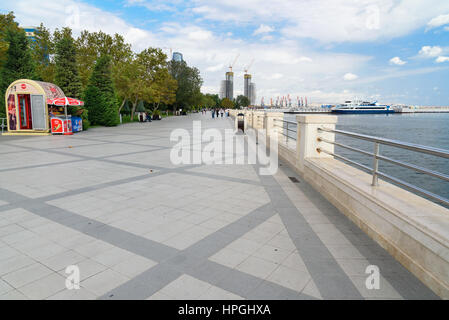 Baku in Azerbaijan - 10 Settembre 2016: viale lungomare. Baku è la più grande città del Mar Caspio e del Caucaso Foto Stock