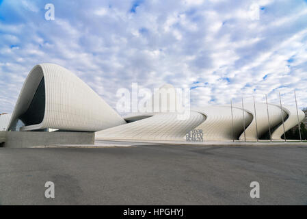 Baku in Azerbaijan - Settembre 11, 2016: Heydar Aliyev Center è un centro di 57,500 m2. Il Centro dispone di una sala conferenze, sala galleria e museo. Ha aperto il 10 M Foto Stock