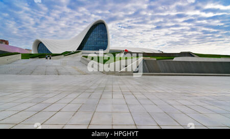 Baku in Azerbaijan - Settembre 11, 2016: Heydar Aliyev Center è un centro di 57,500 m2. Il Centro dispone di una sala conferenze, sala galleria e museo. Ha aperto il 10 M Foto Stock