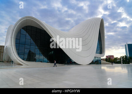 Baku in Azerbaijan - Settembre 11, 2016: Heydar Aliyev Center è un centro di 57,500 m2. Il Centro dispone di una sala conferenze, sala galleria e museo. Ha aperto il 10 M Foto Stock