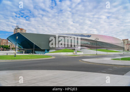 Baku in Azerbaijan - Settembre 11, 2016: costruzione di Baku centro congressi. Baku è la più grande città del Mar Caspio e del Caucaso Foto Stock