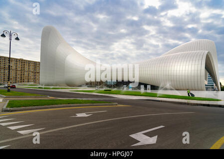 Baku in Azerbaijan - Settembre 11, 2016: Heydar Aliyev Center è un centro di 57,500 m2. Il Centro dispone di una sala conferenze, sala galleria e museo. Ha aperto il 10 M Foto Stock