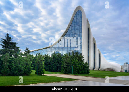 Baku in Azerbaijan - Settembre 11, 2016: Heydar Aliyev Center è un centro di 57,500 m2. Il Centro dispone di una sala conferenze, sala galleria e museo. Ha aperto il 10 M Foto Stock