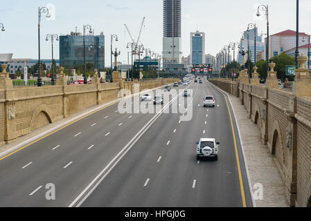 Baku in Azerbaijan - Settembre 11, 2016: Vista di Geydar Aliyev Avenue. Baku è la più grande città del Mar Caspio e del Caucaso Foto Stock