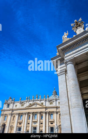 Vista verticale della facciata in piazza San Pietro, Italia. Foto Stock