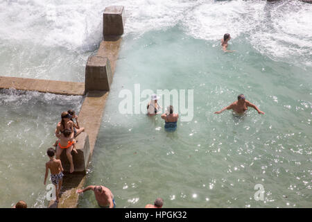 Guardando verso il basso sulla Ross jones memorial ocean pool a Coogee Beach a Sydney, Nuovo Galles del Sud, Australia Foto Stock