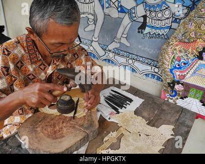 Indonesia, Jogjakarta. Fantoccio di cuoio maker. Foto Stock