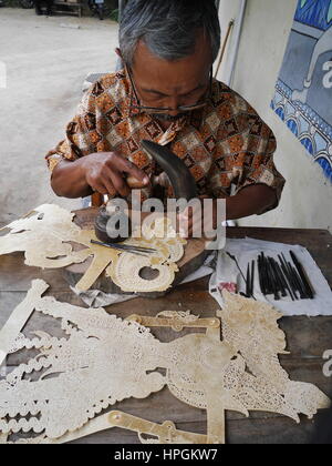 Indonesia, Jogjakarta. Fantoccio di cuoio maker. Foto Stock