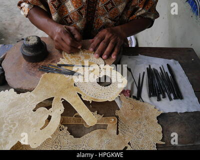 Indonesia, Jogjakarta. Fantoccio di cuoio maker. Foto Stock