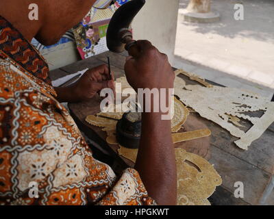 Indonesia, Jogjakarta. Fantoccio di cuoio maker. Foto Stock