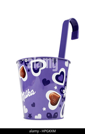 Studio shot di Milka pentola floreale. Milka è un marchio tradizionale di confezione di cioccolato, fabbricato da Mondelez, internazionale Foto Stock