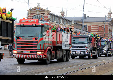 HELSINKI, Finlandia - 16 febbraio 2017: il finlandese del 3° anno di scuola secondaria superiore studenti celebrare la tradizionale Penkkarit da un corteo cerimoniale su Foto Stock