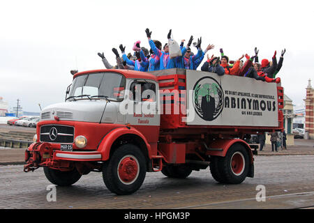 HELSINKI, Finlandia - 16 febbraio 2017: il finlandese del 3° anno di scuola secondaria superiore studenti celebrare la tradizionale Penkkarit da un corteo cerimoniale su Foto Stock