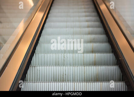 Escalator moderno nel centro commerciale per lo shopping Foto Stock