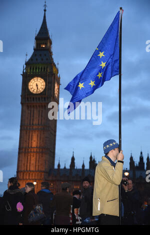 Protester tiene la bandiera europea,Anti-Trump protesta,Piazza del Parlamento,London.UK Foto Stock