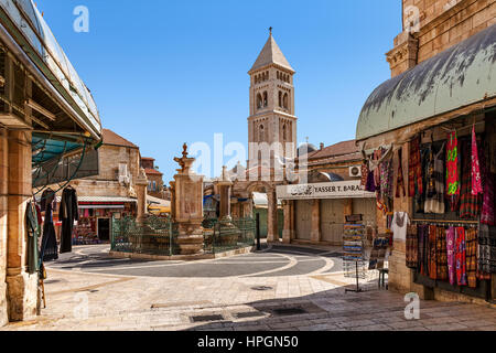 Gerusalemme, Israele - 26 luglio 2015: la piccola piazza con la fontana e negozi di articoli da regalo del Muristan - famoso storico complesso delle strade nel quartiere cristiano di Foto Stock