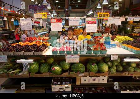 Alimenti biologici mercato su Granville Island, Vancouver Foto Stock