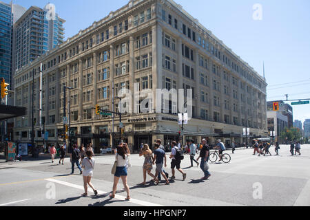 Attraversamento di strada nel centro cittadino di Vancouver Foto Stock