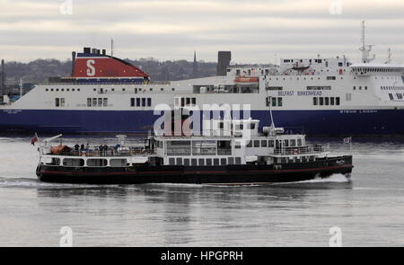 AJAXNETPHOTO. 29 FEB 2012. LIVERPOOL, in Inghilterra. -A VELA ATTRAVERSO IL MERSEY- TRAGHETTO ROYAL IRIS DEL MERSEY PASSANDO BELFAST A BIRKENHEAD TRAGHETTO STENA LAGAN. Foto:JONATHAN EASTLAND/AJAX REF:D122902 2052 Foto Stock