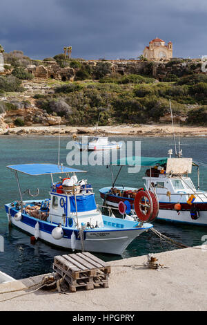 Il porto e la chiesa di Agios Georgios, vicino a Pegeia, Cipro Foto Stock