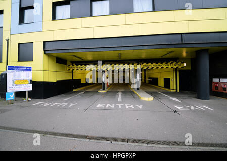 Ingresso al parcheggio sotterraneo sotto la sistemazione per studenti a Southend on Sea, Essex, Regno Unito Foto Stock