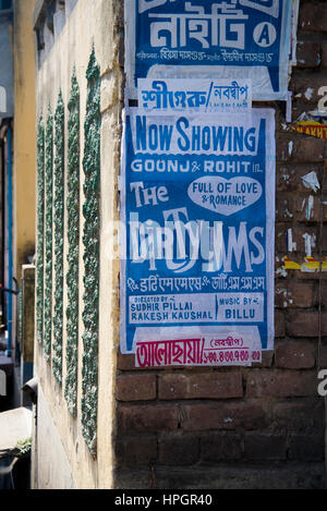 Movie poster sul muro nel villaggio, India. Foto Stock