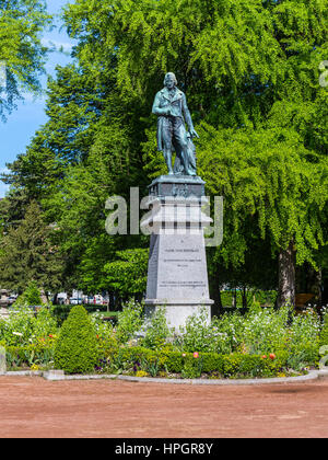 Annecy, Francia - 25 Maggio 2016: Statua di Claude Louis Berthollet una famosa ed eminente chimico del periodo napoleonico Annecy Savoie Francia. Foto Stock