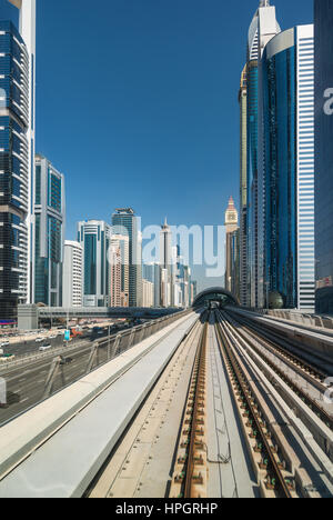 Linea di metropolitana tra i moderni grattacieli di Dubai Foto Stock