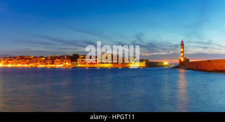 Panorama sul porto veneziano waterfront e il faro nel porto vecchio di Chania durante il blu crepuscolo ora, Creta, Grecia Foto Stock