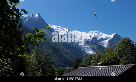 Parapendio parapendio nelle Alpi francesi, Chamonix Mont Blanc, Francia Foto Stock