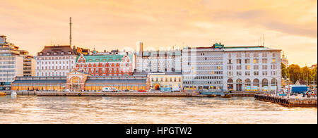 Panorama di Embankment e Old Market Hall Vanha kauppahalli a Helsinki in estate la sera al tramonto, Sunrise mattina, Finlandia. Città Quay, luogo famoso Foto Stock