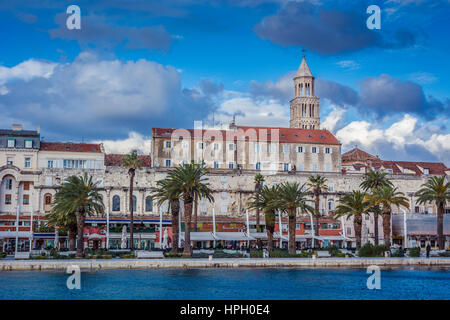 Vista sul lungomare in corrispondenza delle pareti del Palazzo di Diocleziano nell antica citta di Spalato, Croazia. Foto Stock