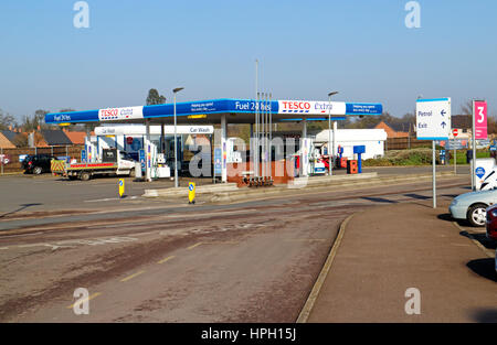 Una stazione di riempimento Tesco Extra a Blue Boat Lane, Sprowston, Norfolk, Inghilterra, Regno Unito. Foto Stock