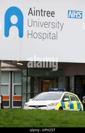 Una macchina della polizia è parcheggiata fuori l'Aintree University Hospital di Liverpool, vicino a dove assassino Shaun Colin Walmsley, che era stato imprigionato per un minimo di 30 anni, sono fuggiti dopo due uomini armati hanno attaccato la vettura era in viaggio in durante un accompagnatore visita all'ospedale. Foto Stock