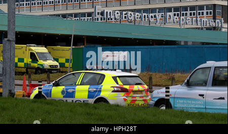 Una macchina della polizia è parcheggiata fuori l'Aintree University Hospital di Liverpool, vicino a dove assassino Shaun Colin Walmsley, che era stato imprigionato per un minimo di 30 anni, sono fuggiti dopo due uomini armati hanno attaccato la vettura era in viaggio in durante un accompagnatore visita all'ospedale. Foto Stock