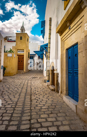 Una strada nella Medina di Sousse, Tunisia. Spazio magico della città medievale con pareti colorate e pavimentazione di pietra. Foto Stock