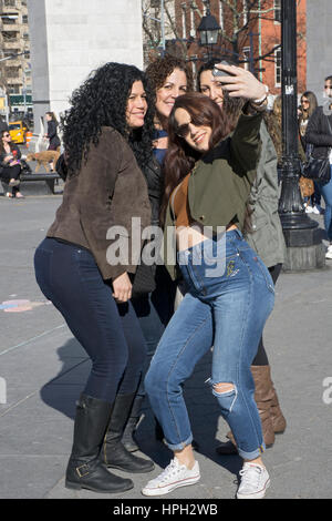 Felice quattro giovani donne prendere un selfie in Washington Square Park a Manhattan, New York City. Foto Stock