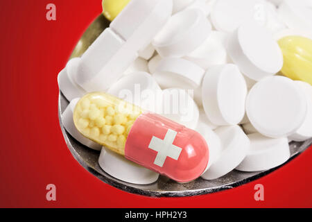 La bandiera nazionale della Svizzera in una capsula e pillole su un cucchiaio.(serie) Foto Stock