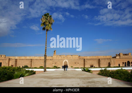 Badi Palace interno con le cicogne sul tetto, Marrakech, Marocco Foto Stock