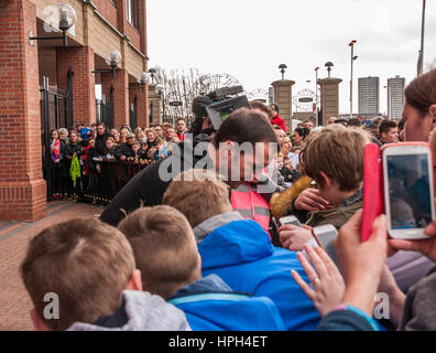 Sunderland capitano,Giovanni O'Shea,firma autografi per i tifosi fuori dallo stadio di luce,Sunderland,l'Inghilterra,UK Foto Stock