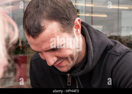 Sunderland il capitano, Giovanni O'Shea, firma autografi per i tifosi fuori dallo stadio di luce,Sunderland, England, Regno Unito Foto Stock