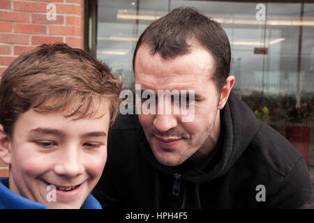 Sunderland il capitano, Giovanni O'Shea, posa per una selfie con un giovane ragazzo fuori dallo stadio di luce,Sunderland,Inghilterra Foto Stock