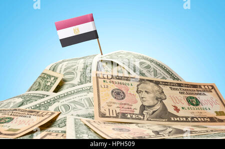 La bandiera nazionale di Egitto bloccata in un mucchio di dollari americani.(serie) Foto Stock